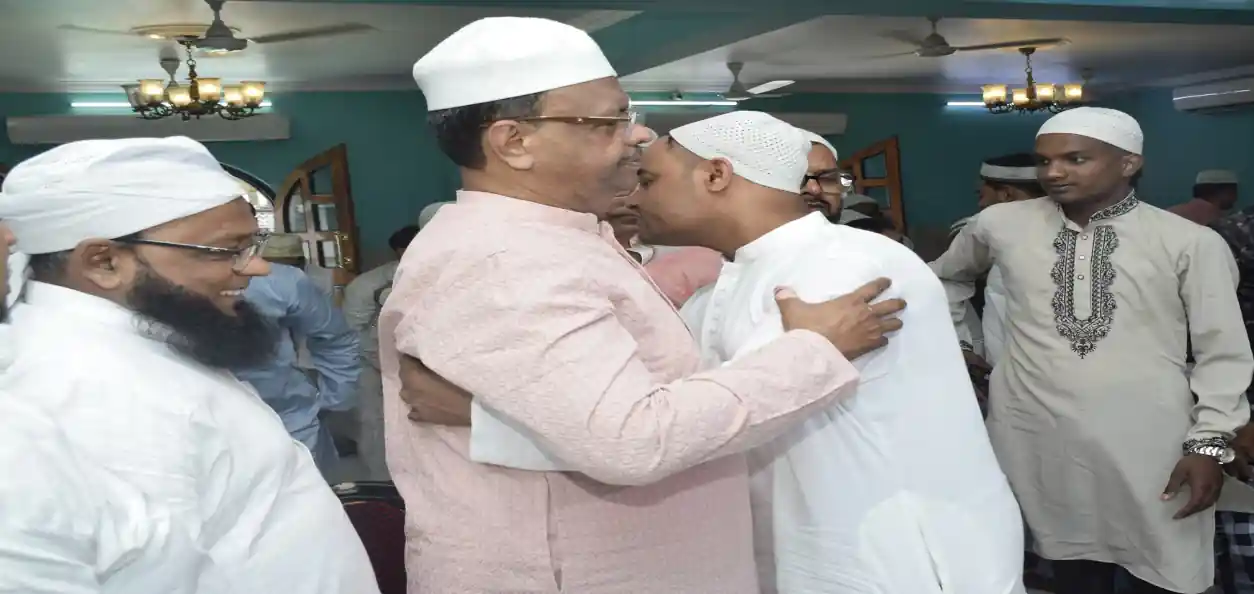 সাম্প্রদায়িক সম্প্রীতির বার্তা ঈদে সকলকে শুভেচ্ছা জানালেন ফিরহাদ হাকিম