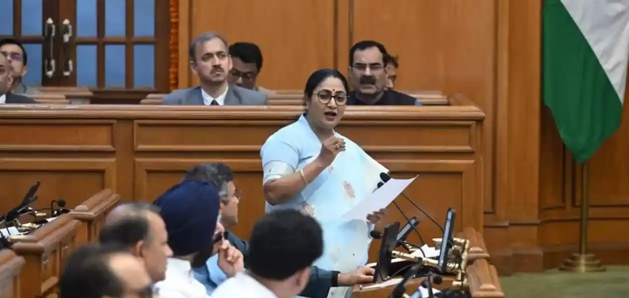 দিল্লি মুখ্যমন্ত্রী রেখা গুপ্তা ২০২৬-২৭ অর্থবছরের জন্য দিল্লি সরকারের ১,০৩,৭০০ কোটি টাকার বাজেট পেশ করেছেন