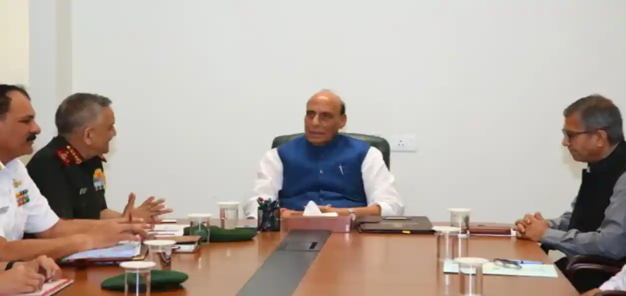 প্রতিরক্ষা মন্ত্রী রাজনাথ সিং সাম্প্রতিক বৈশ্বিক ও আঞ্চলিক নিরাপত্তা পরিস্থিতির প্রেক্ষিতে একটি পর্যালোচনা বৈঠকের সভাপতিত্ব করেন।”