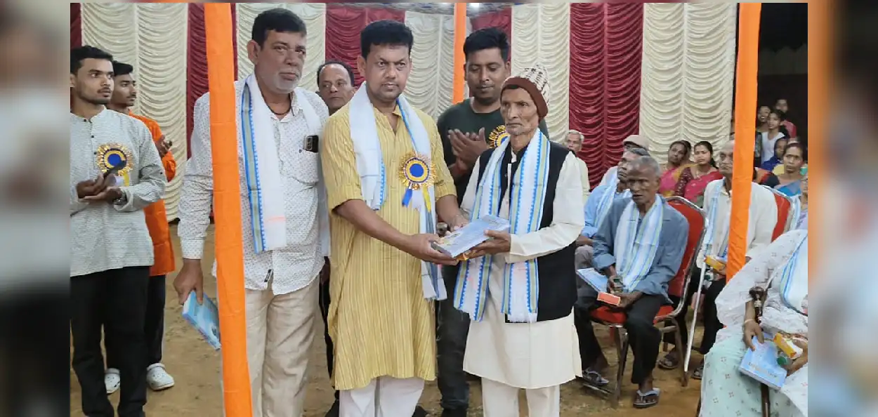 অবসরপ্রাপ্ত মুসলিম শিক্ষকের হাতে গীতা উপহার, বাসন্তী পূজায় সর্বধর্ম সমন্বয়ের বার্তা প: নোয়াবাদীতে