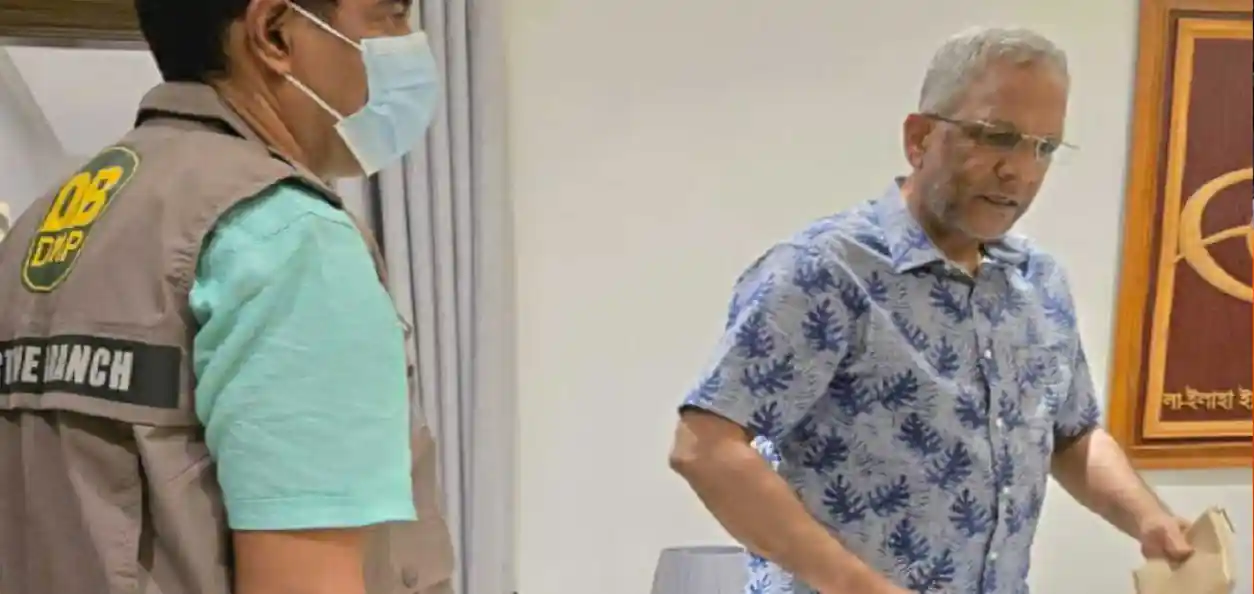 বাংলাদেশে ডিজিএফআইয়ের সাবেক মহাপরিচালক লেফটেন্যান্ট জেনারেল (অব.) শেখ মামুন খালেদকে আটক করেছে গোয়েন্দা পুলিশ