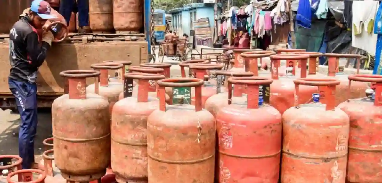 বাণিজ্যিক ও ছোট এলপিজি সিলিন্ডারের দাম বৃদ্ধি; বিমান জ্বালানিরও মূল্য বেড়েছে