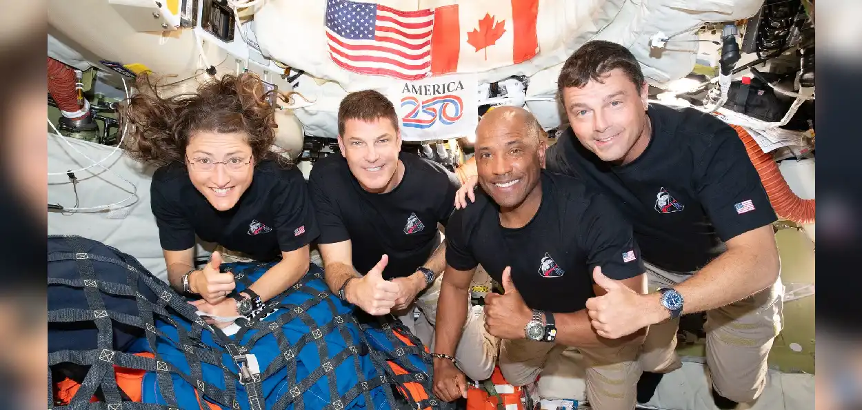 কমান্ডার রেইড ওয়াইসম্যান, পাইলট ভিক্টর গ্লোভের, এবং মিশন বিশেষজ্ঞ জেরেমি হাঁসেন ও ক্রিস্টিনা কোচ