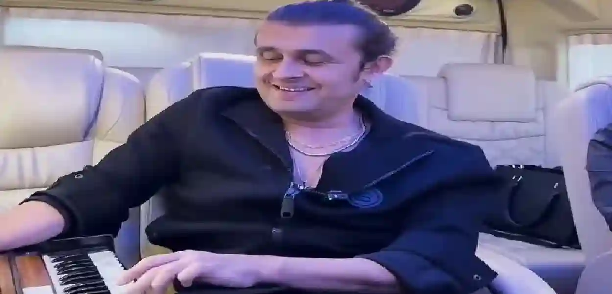 মোহাম্মদ রফির ‘আকেলে হ্যায় চালে আও’-তে বাবার সঙ্গে আনন্দ করছেন সোনু নিগম