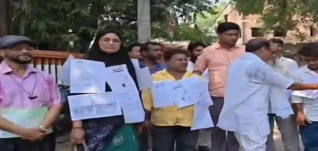 “নাগরিকত্বের সংকটে জীবন ক্লান্ত”—এসআইআরএ তালিকা থেকে নাম বাদ, আরামবাগে ছ’জনের স্বেচ্ছামৃত্যুর আবেদন ঘিরে চাঞ্চল্য