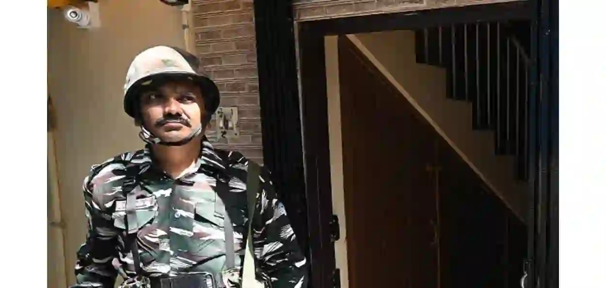 মমতা বন্দ্যোপাধ্যায়ের প্রস্তাবকের বাড়িতে আয়কর হানা