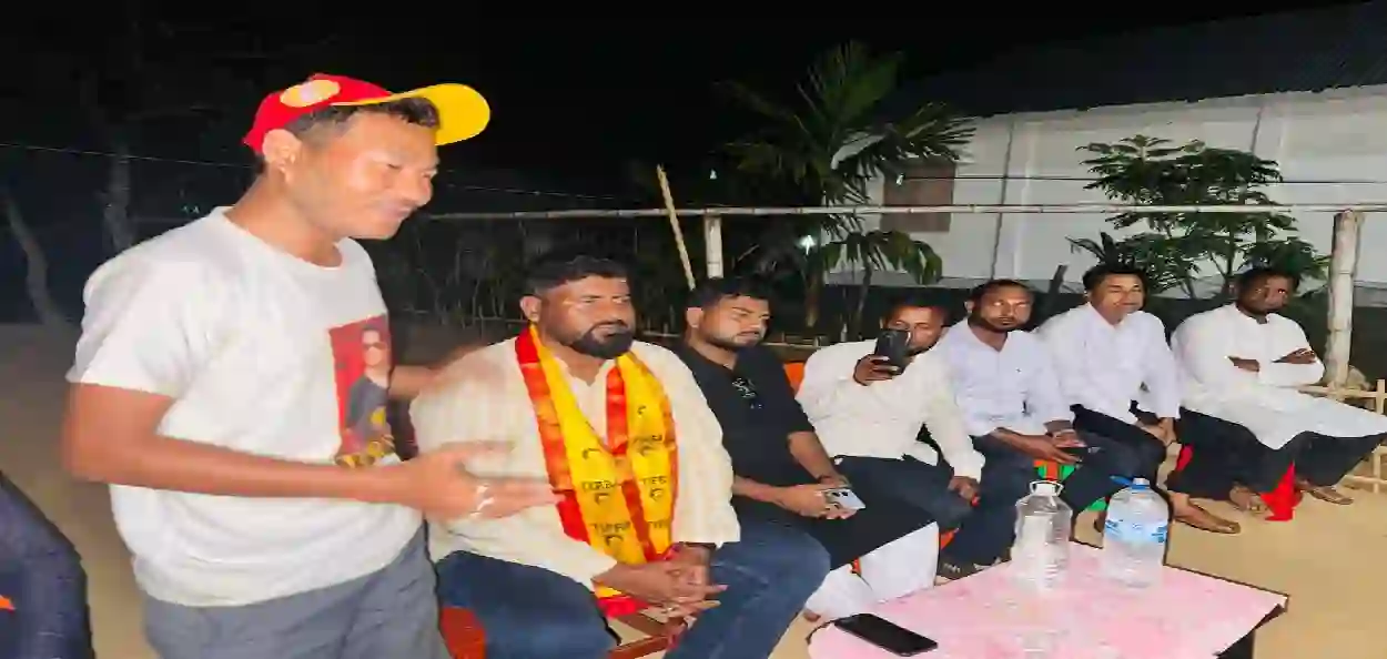 তিপড়া মথার মাইনরিটি চেয়ারম্যান শাহ আলম কর্মীদের সাথে(ফাইল ছবি)