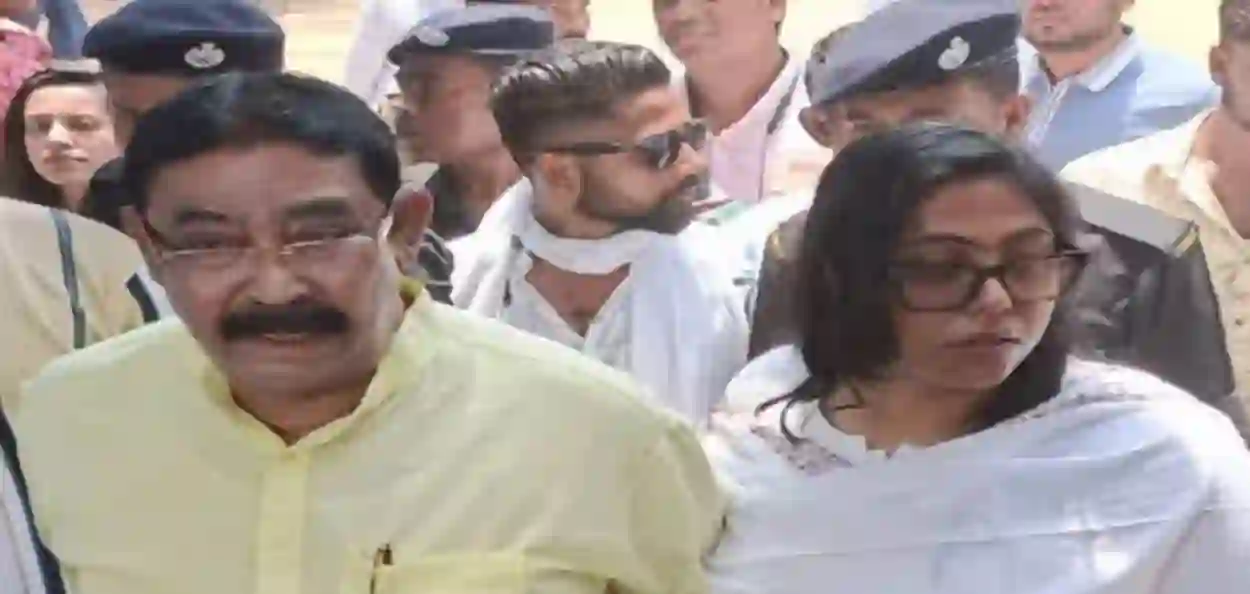 মেয়েকে নিয়ে ভোট দিয়ে ফিরছেন অনুব্রত মণ্ডল
