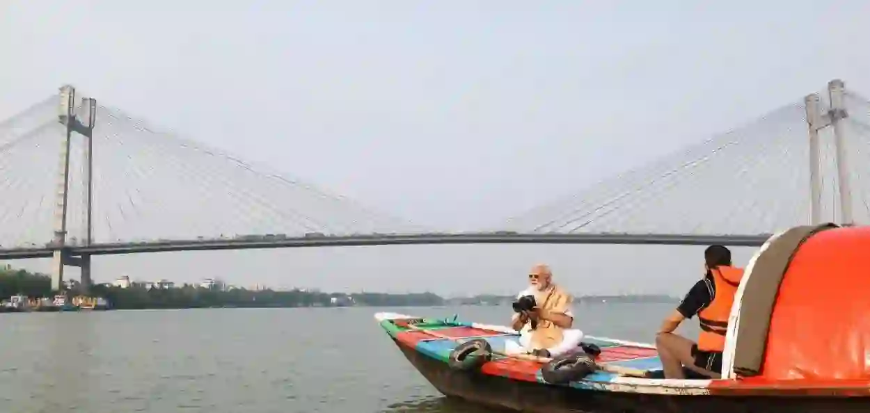 সাতসকালে গঙ্গাবক্ষে নৌকাবিহারে মোদী, ক্যামেরা হাতে কাটালেন সময়