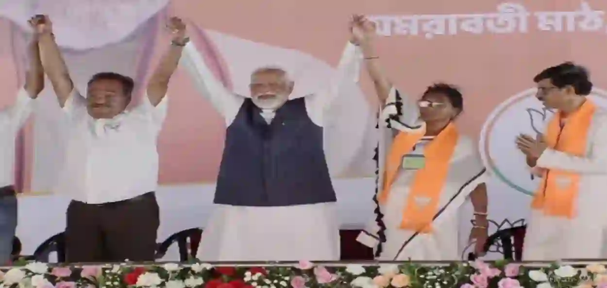 মঞ্চে অভয়ার মায়ের পাশে প্রধানমন্ত্রী মোদি