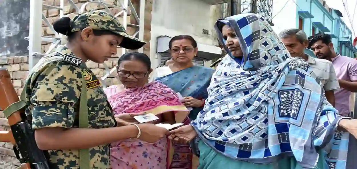 ২০২৬ বাংলার ভোটযুদ্ধ: এসআইআর বিতর্কের ছায়ায় ৯২%-এর বেশি ‘রেকর্ড’ ভোটে চরম বিজেপি-তৃণমূল লড়াই