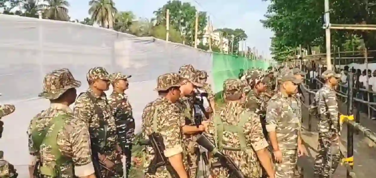 কড়া নিরাপত্তায় ৭৭ কেন্দ্রে ভোটগণনা, জওয়ানদের নিরাপত্তা বেষ্টনীতে বদলে যাওয়া বাংলার ভোটগণনার ছবি