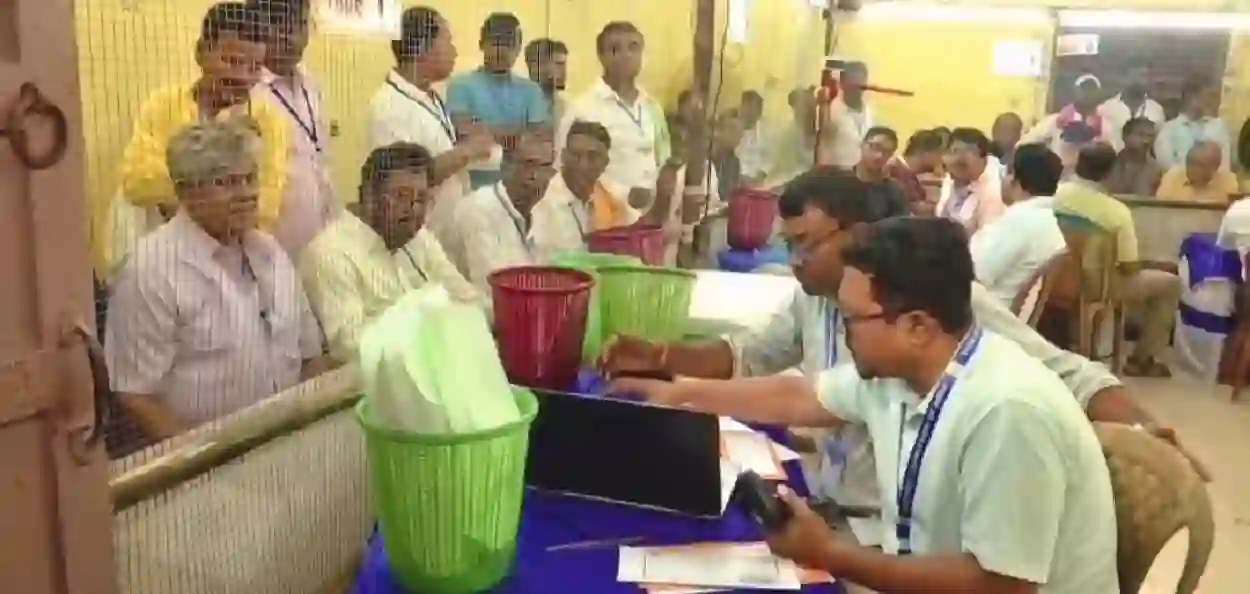  পশ্চিমবঙ্গে কি প্রথমবার বিজেপি সরকার গড়তে চলেছে? প্রাথমিক প্রবণতায় তৃণমূল কংগ্রেস-এর তুলনায় সামান্য এগিয়ে বিজেপি