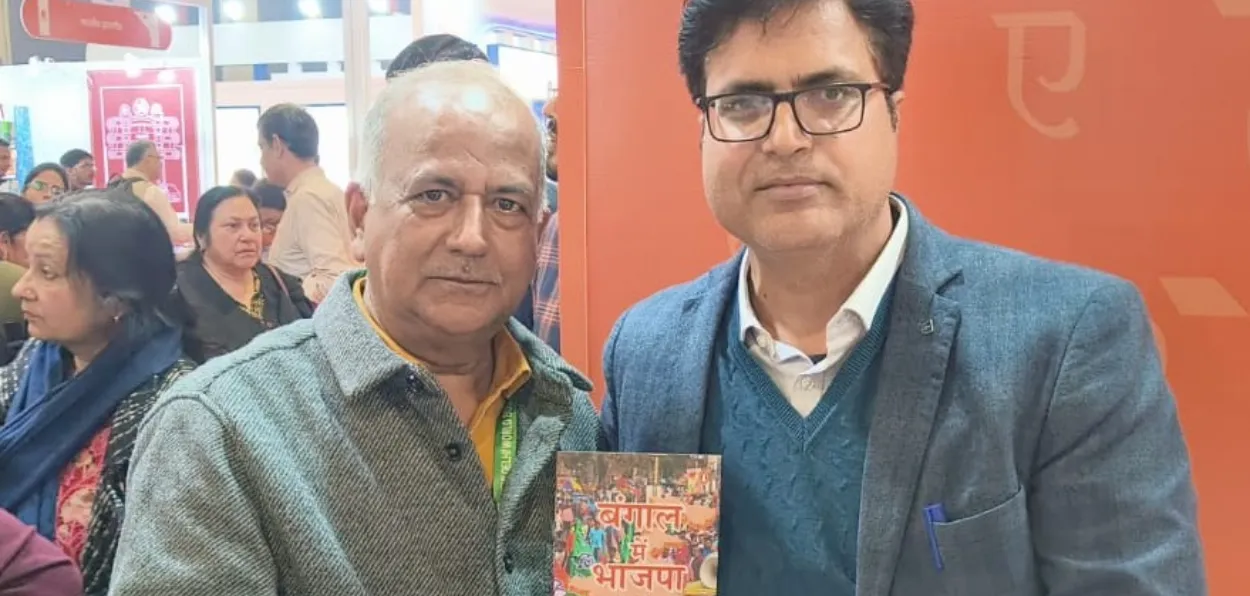 মঞ্জিত ঠাকুর তাঁর গ্রন্থসহ