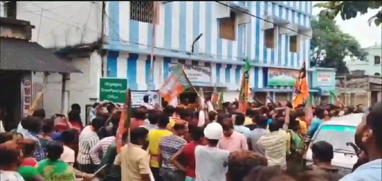 দলীয় পতাকা নিয়ে অশান্তি করলে ঘাড় ধাক্কা দিয়ে বের করবে বিজেপি! পালাবদল হতেই শান্তি ফেরাতে কড়া বিজেপি নেতৃত্ব