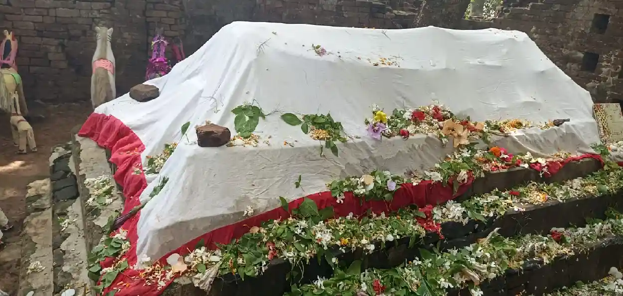 এ দরবারে সবাই সমান! বখতিয়ার খিলজির মাজারে মাটির ঘোড়া আর চাদর চড়িয়ে হিন্দু-মুসলিম মিলেমিশে একাকার 