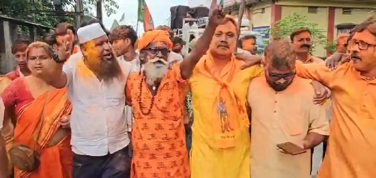পরিবর্তনের হাওয়ায় সম্প্রীতির নতুন ছবি! বিজেপির জয়ে গেরুয়া আবির মেখে উচ্ছ্বাস মাতলেন হিন্দু-মুসলিম সকলেই 