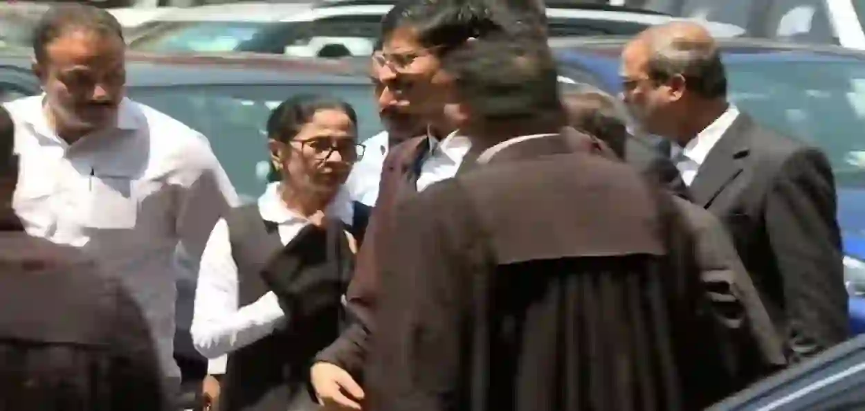 আইনজীবীর পোশাকে হাইকোর্টের দুয়ারে মমতা