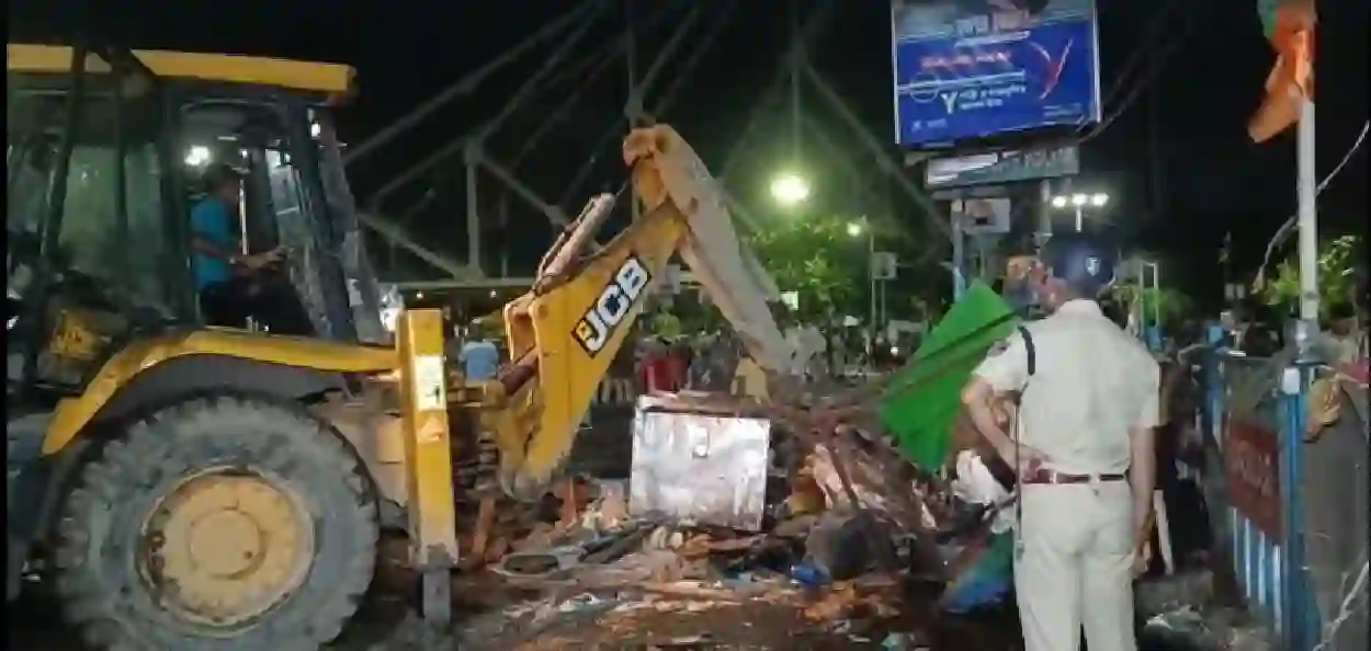 পশ্চিমবঙ্গ: হাওড়া রেলওয়ে স্টেশন চত্বর দখলমুক্ত করতে বড়সড় উচ্ছেদ অভিযান