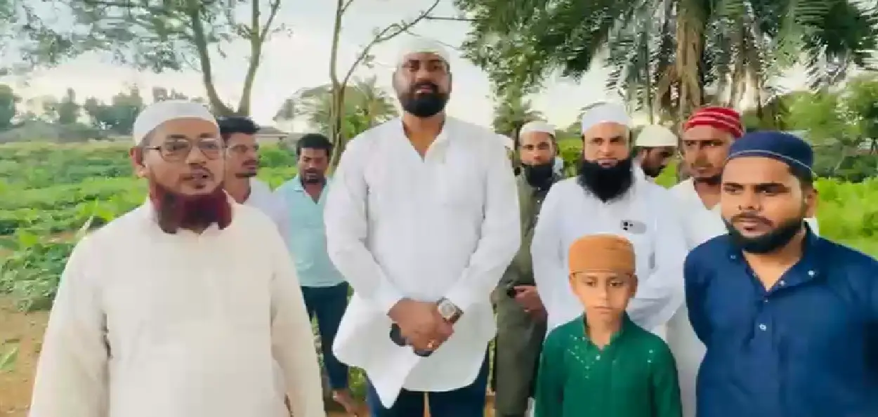 মৃত আওয়াল মিয়ার পাশে শাহ আলম; দীর্ঘ ২৭ দিন পর হয় মৃতদেহের জানাজা 