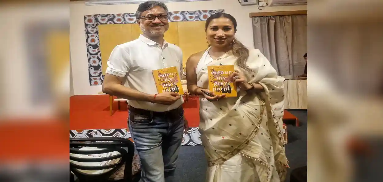 নিজের গ্রন্থ Colour My Grave Purple and Other Stories হাতে নিয়ে শেহনাব শাহিন