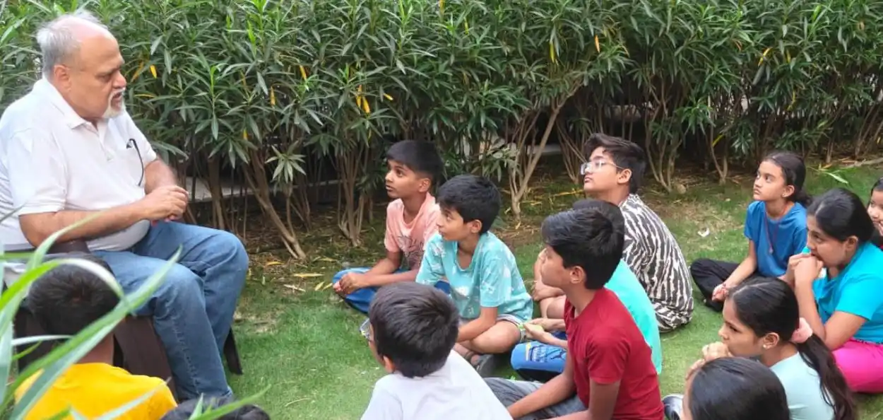 অধ্যাপক মুজতবা লোকহান্ডওয়ালা তাঁর শিক্ষার্থীদের সঙ্গে