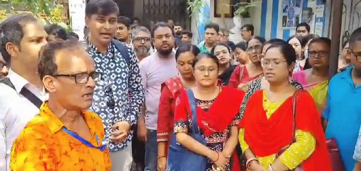 আমরা শিক্ষক হিসাবে আর সম্মান পাবো? প্রশ্ন তুলে 'অন্নপূর্ণা'র দায়িত্ব এড়াতে বিএলওদের গণ-ডেপুটেশন