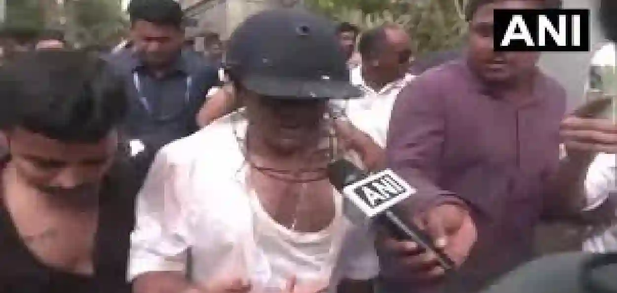 অতর্কিত হামলায় প্রাণসংশয়ের আশঙ্কা, সঞ্জু কর্মকারের বাড়িতে গিয়ে বিক্ষোভ-আক্রমণের মুখে অভিষেক বন্দ্যোপাধ্যায়