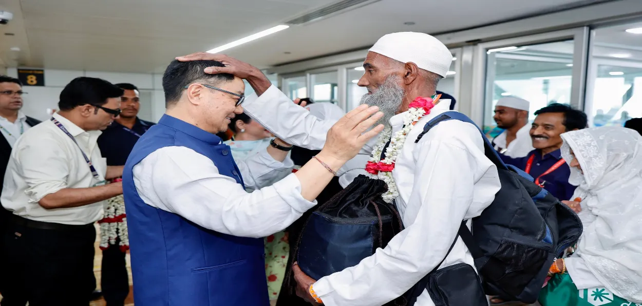 দিল্লি বিমানবন্দরে হজযাত্রীদের আবেগঘন অভ্যর্থনায় কিরেন রিজিজু