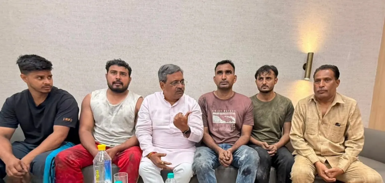 অফজল, মোহাম্মদ শাহরুখ, মোহাম্মদ আনীশ, মোহাম্মদ আমির, এবং মোহাম্মদ ওয়াসিম, সাথে সতীশ উপাধ্যায় (সতীশ উপাধ্যায়ের এক্স পোস্ট)