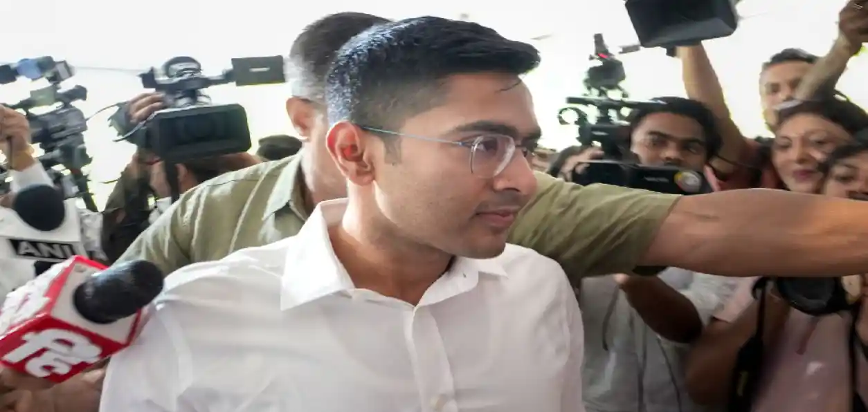 স্বাক্ষর জালিয়াতি মামলা: অভিষেক বন্দ্যোপাধ্যায়কে অন্তর্বর্তী সুরক্ষা দিল কলকাতা হাইকোর্ট