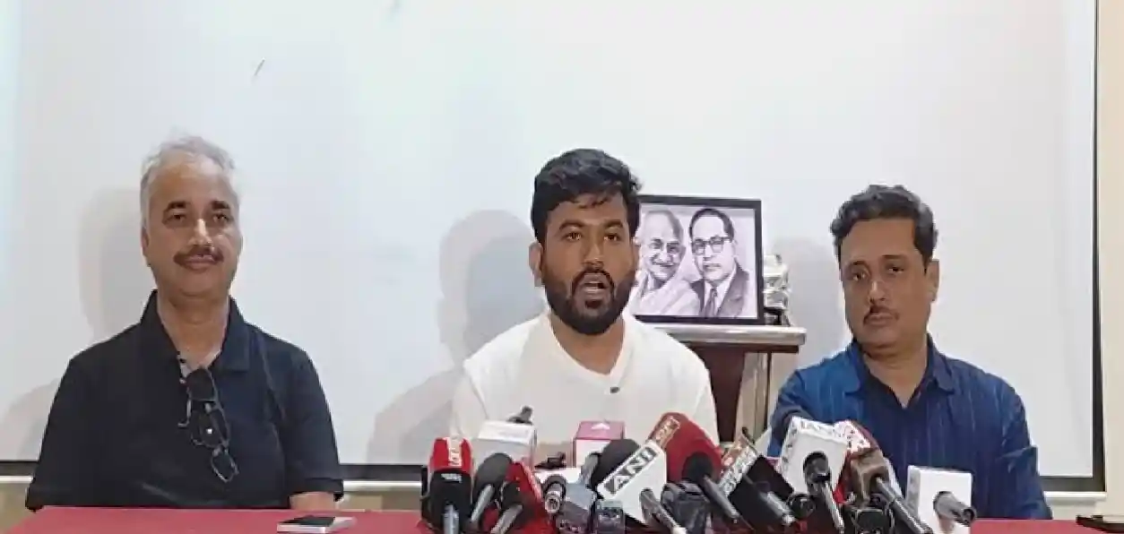 পরীক্ষায় অনিয়মের অভিযোগে লখনউয়ে ছাত্র-চাকরিপ্রার্থীদের বিক্ষোভ, শিক্ষামন্ত্রীর পদত্যাগ দাবি