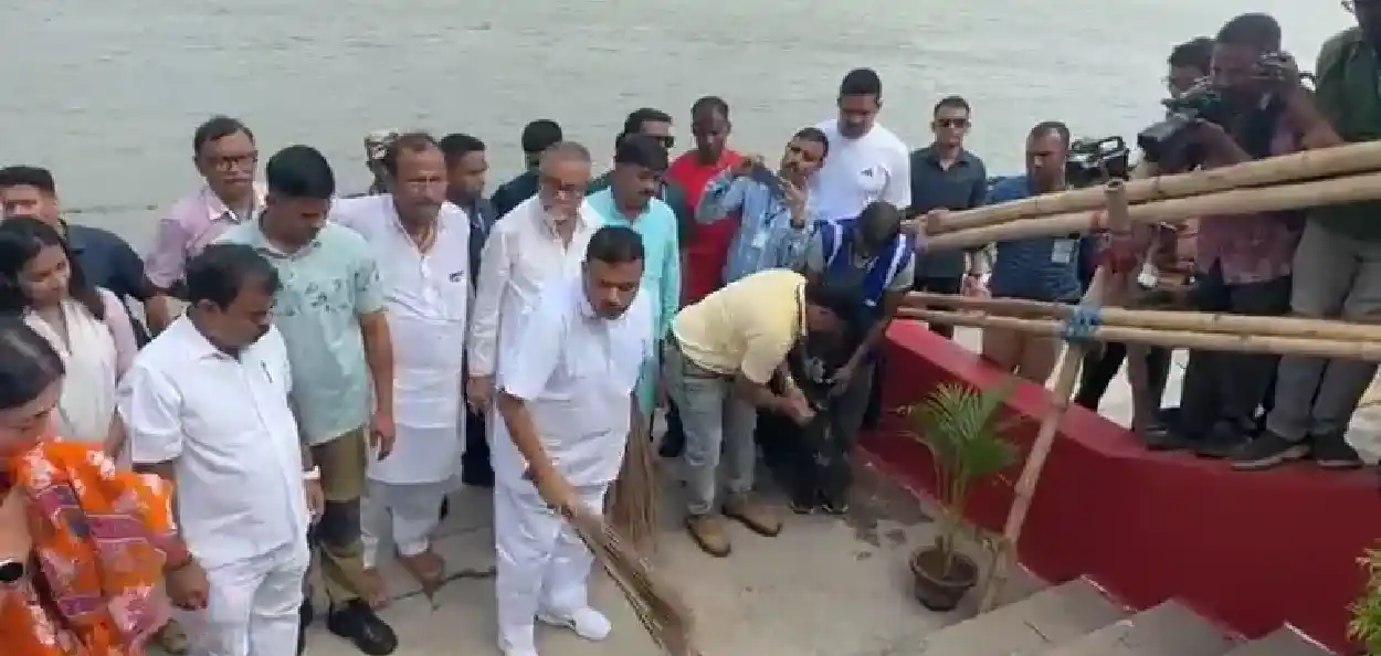 হুগলি নদীর ঘাটে পরিচ্ছন্নতা অভিযান শুরু মুখ্যমন্ত্রীর, ‘নমামি গঙ্গে’ বাস্তবায়নে জোর