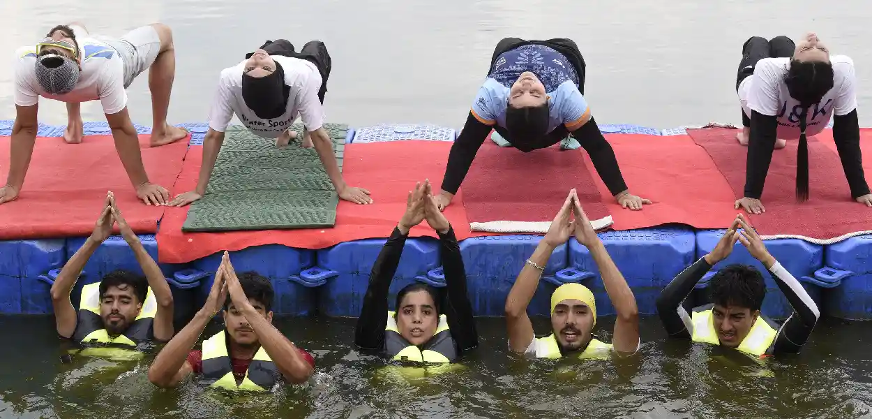 কাশ্মীরে জলের উপর যোগব্যায়াম
