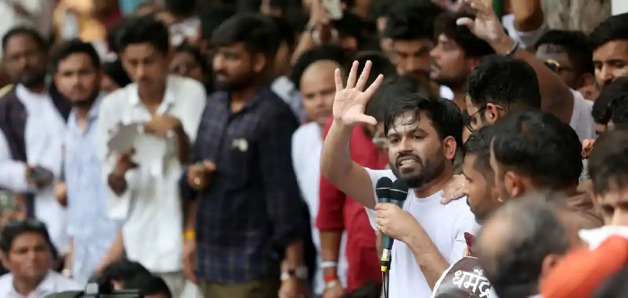 ধর্মেন্দ্র প্রধানের ইস্তফার দাবিতে দিল্লিতে ফের সরব ‘ককরোচ জনতা পার্টি’, যন্তর মন্তরে দীর্ঘ অবস্থানে অনড় অভিজিৎ দীপকে