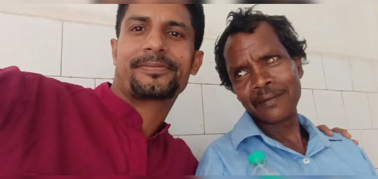 অন্ধ প্রমোদের জীবনে ফের আলো, মানবিকতার উজ্জ্বল নজির গড়লেন যুবক সুমন মিয়া