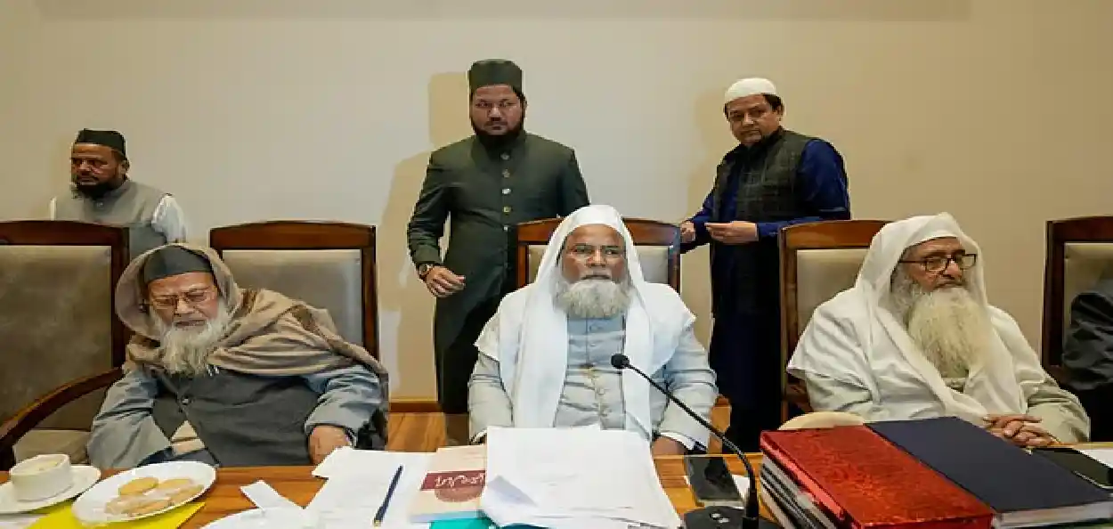 লখনউয়ের দারুল উলুম নদওয়াতুল উলামায় অনুষ্ঠিত অল ইন্ডিয়া মুসলিম পার্সোনাল ল বোর্ড (এআইএমপিএলবি)-এর কার্যনির্বাহী বোর্ডের সভায় সভাপতি রাবে হাসানী নদভী