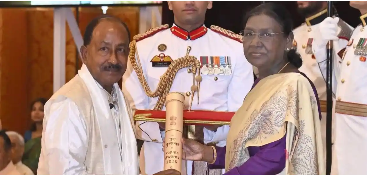 রাষ্ট্রপতি দ্রৌপদী মুর্মুর কাছ থেকে পদ্মশ্রী পুরস্কার গ্রহণ করছেন নুরুদ্দিন আহমেদ
