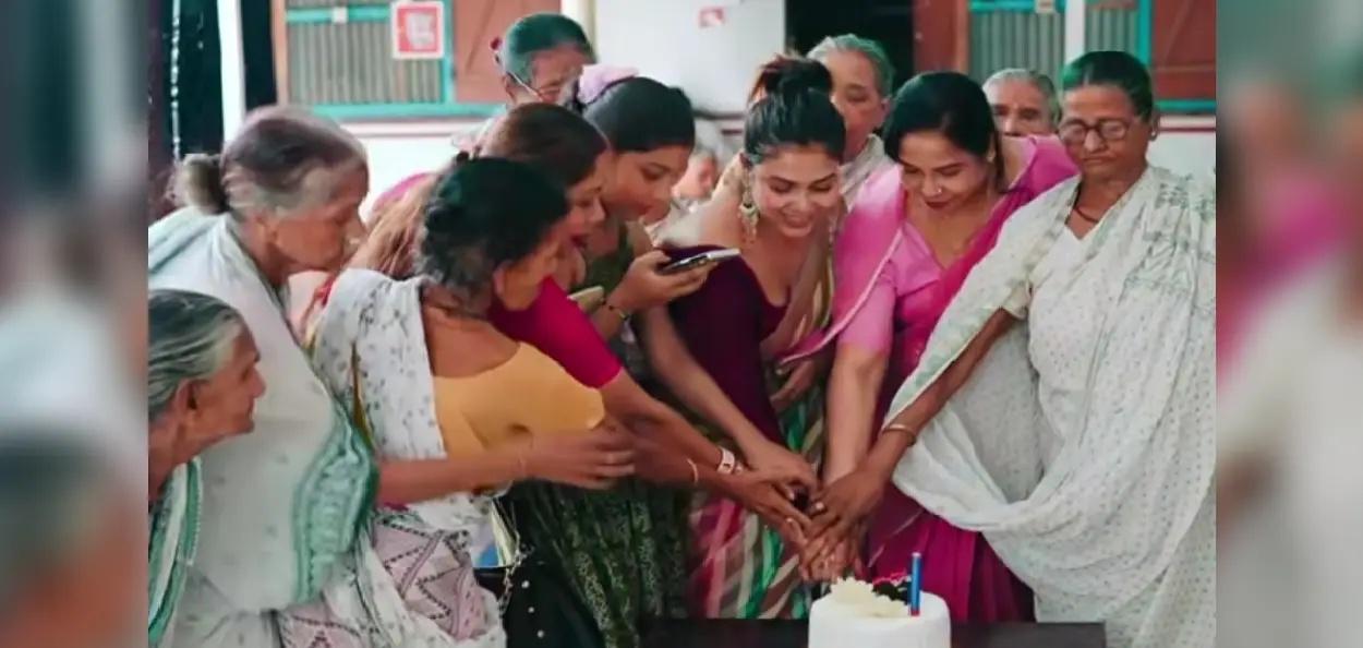 জন্মদিন উপলক্ষে সর্বমঙ্গলা বৃদ্ধাশ্রমে প্রবীণ মায়েদের সঙ্গে লিপা হাসান