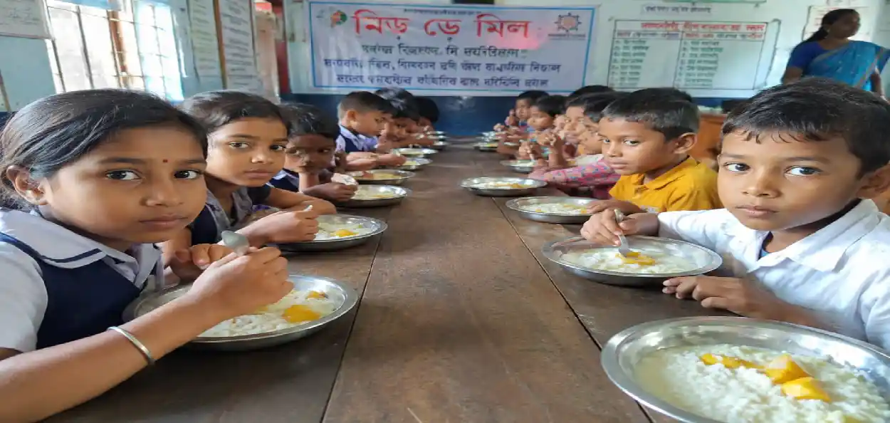 মিড-ডে মিলে মিষ্টি চমক! খিচুড়ি-ভাত -ডাল -সয়াবিনের সঙ্গে রসালো আম, মালদহের প্রাথমিক বিদ্যালয়ে মুখে হাসি পড়ুয়াদের