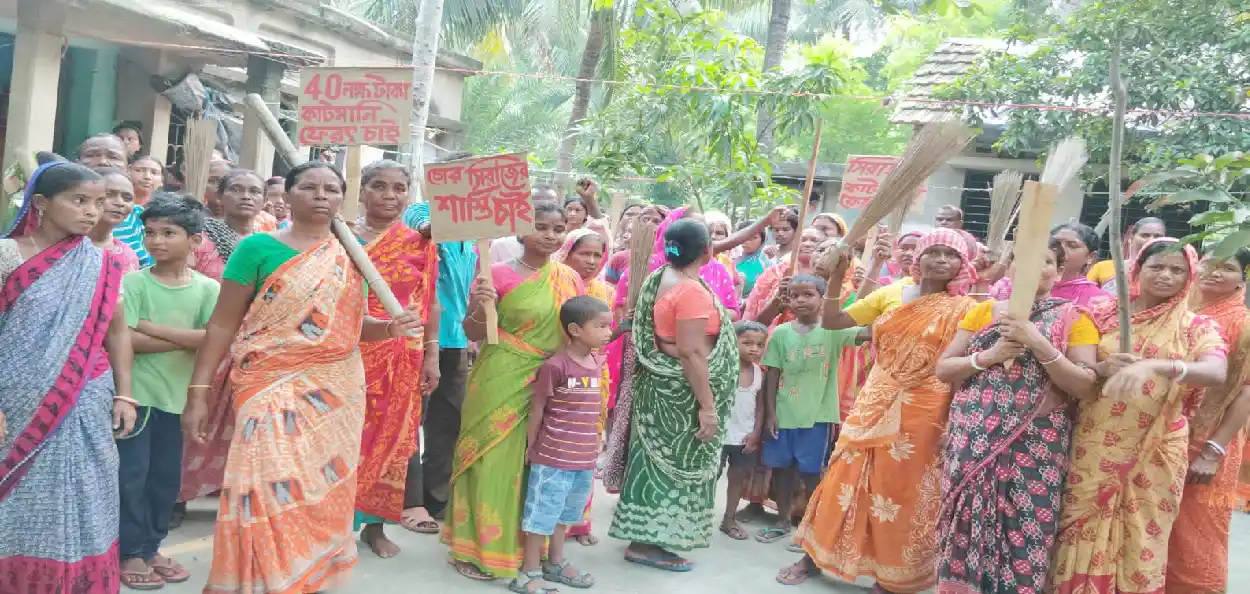 বিধবার সঙ্গে কি হয়েছিল? ‘টাকা ফেরত দাও, নইলে...’, ঝাঁটা-তির হাতে তৃণমূল সভাপতির দুয়ারে জনরোষ আদিবাসী মহিলাদের 