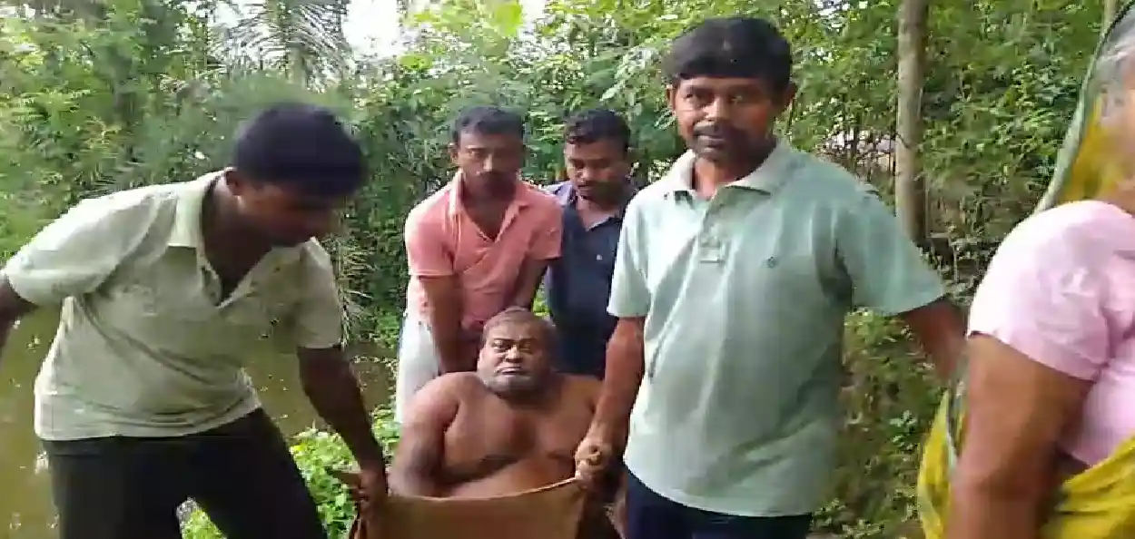 রাস্তা যেন ‘নরক’! রোগীকে চটের বস্তায় হাসপাতালে নিয়ে যাওয়ার দৃশ্য ভাইরাল, দীর্ঘ যন্ত্রণার অভিযোগ জানিয়ে ক্ষোভে ফুঁসছে গোটা গ্রাম