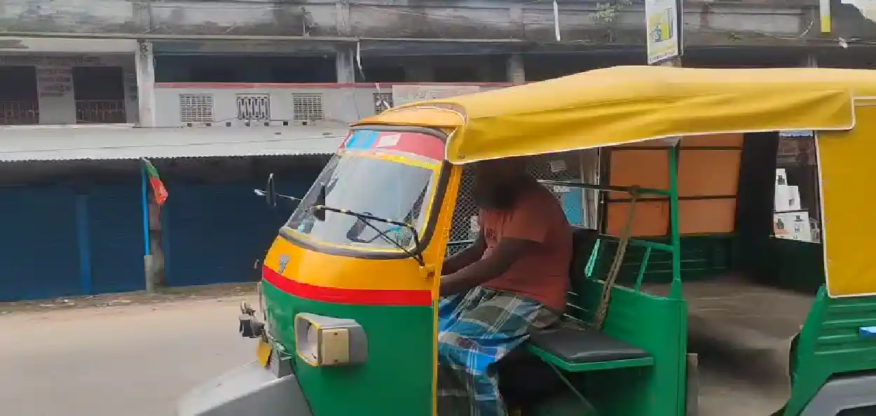 হাফপ্যান্ট-লুঙ্গি পরে চালানো যাবে না অটো-টোটো! মহিলাদের ‘অস্বস্তি’ রুখতে চালকদের ‘পোশাক-ফতোয়া’ নিয়ে তোলপাড় বারাসাত
