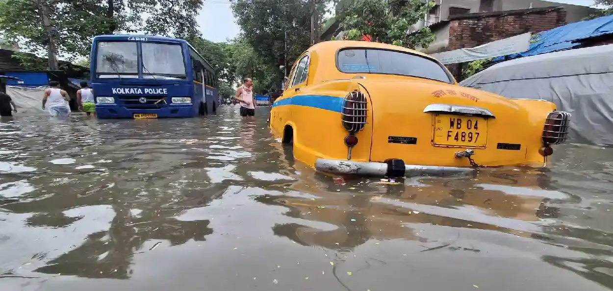 বৃষ্টিতে ভিজে স্কুলের জুতো, তাই রাবারের জুতো পরে স্কুলে! শাস্তি হিসেবে ৬ ঘণ্টা আলাদা ঘরে বসিয়ে রাখার অভিযোগে তোলপাড় কলকাতা