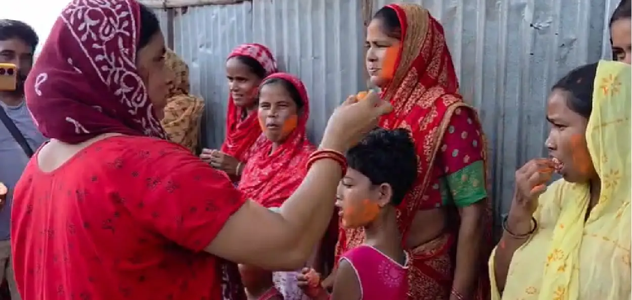 আমাদের টাকা দ্বিগুণ! অন্নপূর্ণার ৩ হাজারে সব ভয় ভুলে গেরুয়া আবিরে মাতলেন সংখ্যালঘু মহিলারা, উৎসবের পরিবেশ এলাকায়