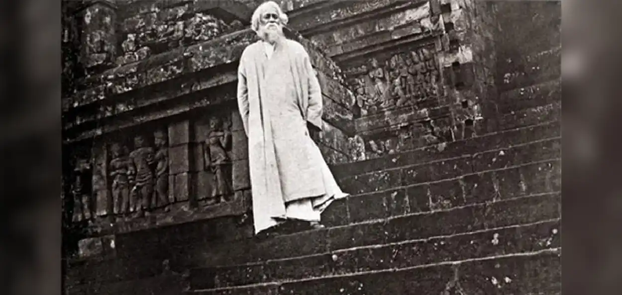  ১৯২৭ সালে ইন্দোনেশিয়া সফরকালে মধ্য জাভার ঐতিহাসিক বোরোবুদুর মন্দিরের সিঁড়িতে দাঁড়িয়ে আলোকচিত্রের জন্য পোজ দিচ্ছেন বিশ্বকবি রবীন্দ্রনাথ ঠাকুর (ফাইল ছবি)