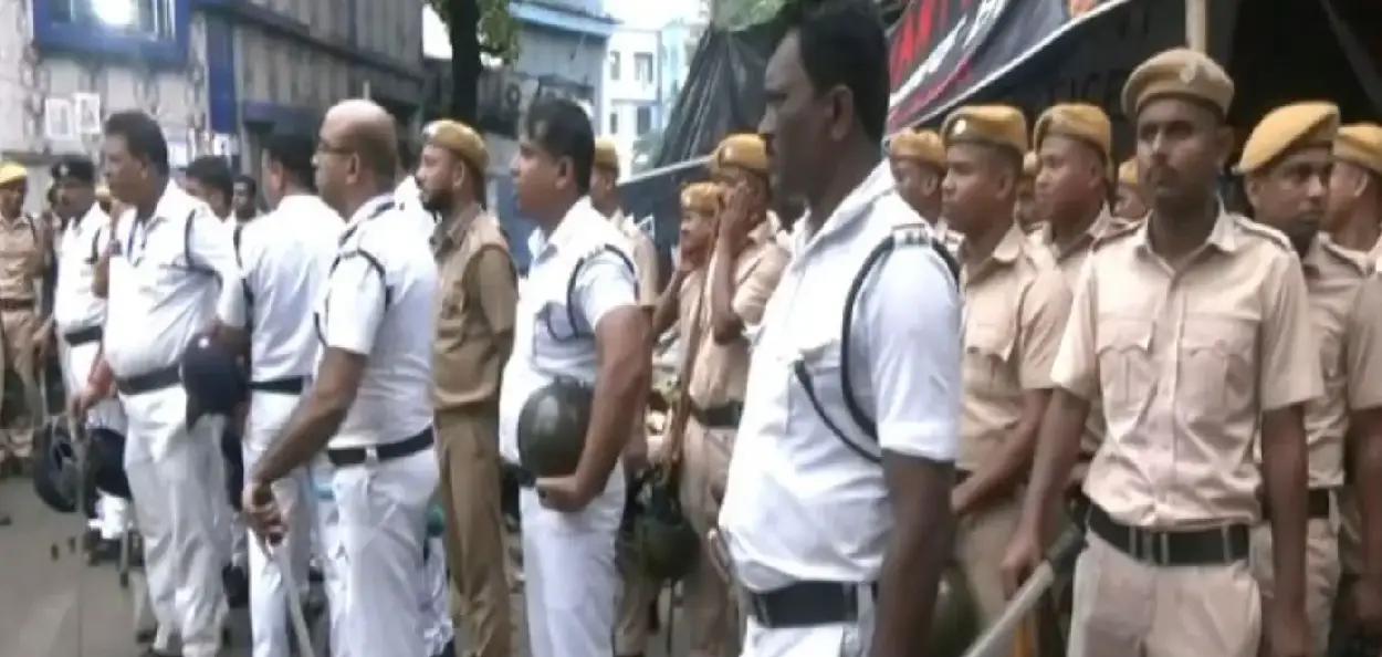 সোশ্যাল মিডিয়ায় ‘বিতর্কিত’ মন্তব্য, কলকাতা পুলিশের দুই ডিসিপি সাময়িক বরখাস্ত