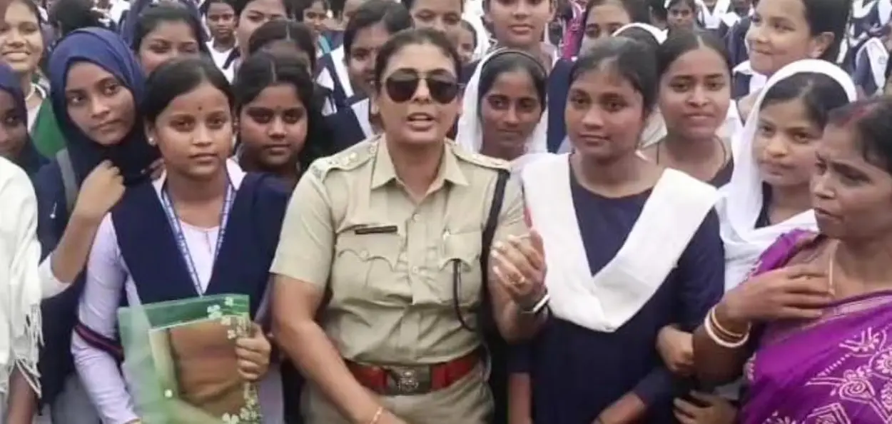 জেলার পুলিশ সুপার পাপিয়া সুলতানা ছাত্রীদের সঙ্গে