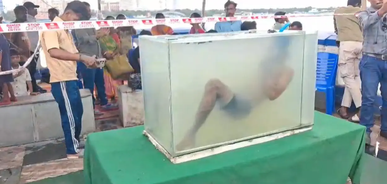 অ্যাকোরিয়ামে জ্যান্ত মানুষ! ২৪ ঘণ্টা পার করেও জলের তলায় দিব্যি রয়েছে, হাওড়ার এই ‘জলমানব’-র পাগলামি দেখলে শিউরে উঠবেন