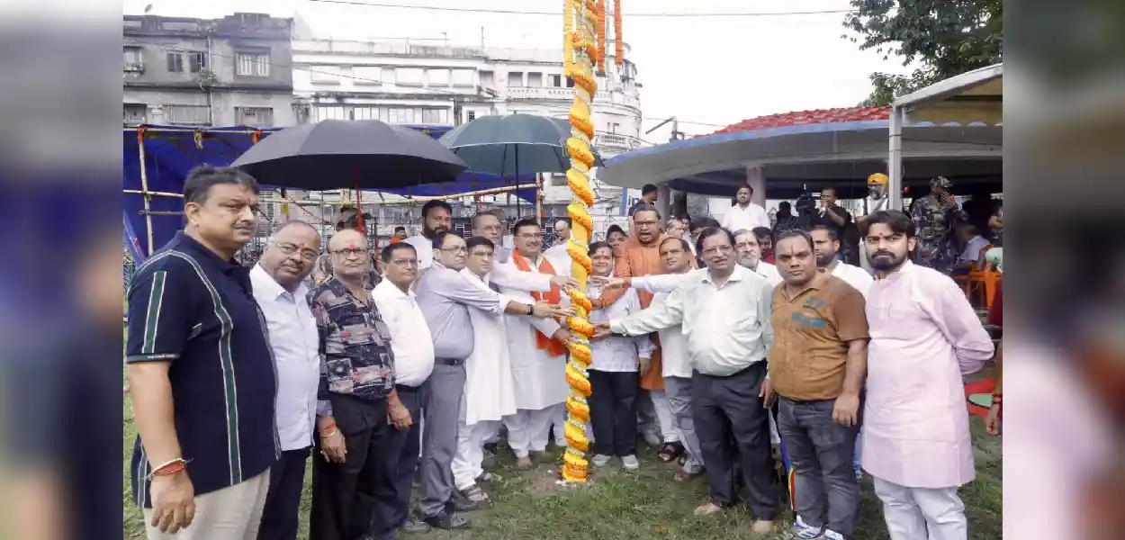 মহম্মদ আলি পার্কে ‘খুঁটি পুজো’ দিয়ে সূচনা দুর্গোৎসবের, উৎসবের আবহে মেতে উঠল কলকাতা